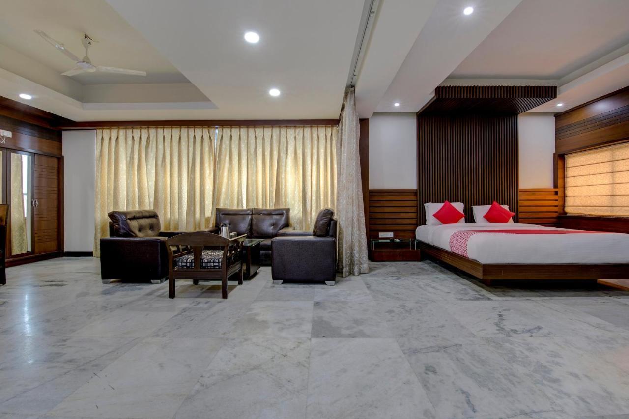 Oyo 1545 Hotel Shivani International อาเมดาบัด ภายนอก รูปภาพ