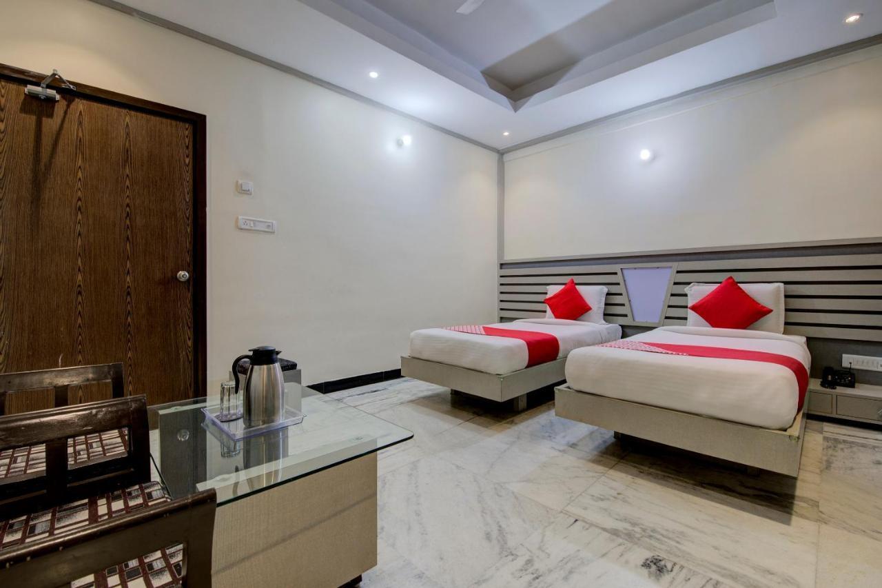 Oyo 1545 Hotel Shivani International อาเมดาบัด ภายนอก รูปภาพ