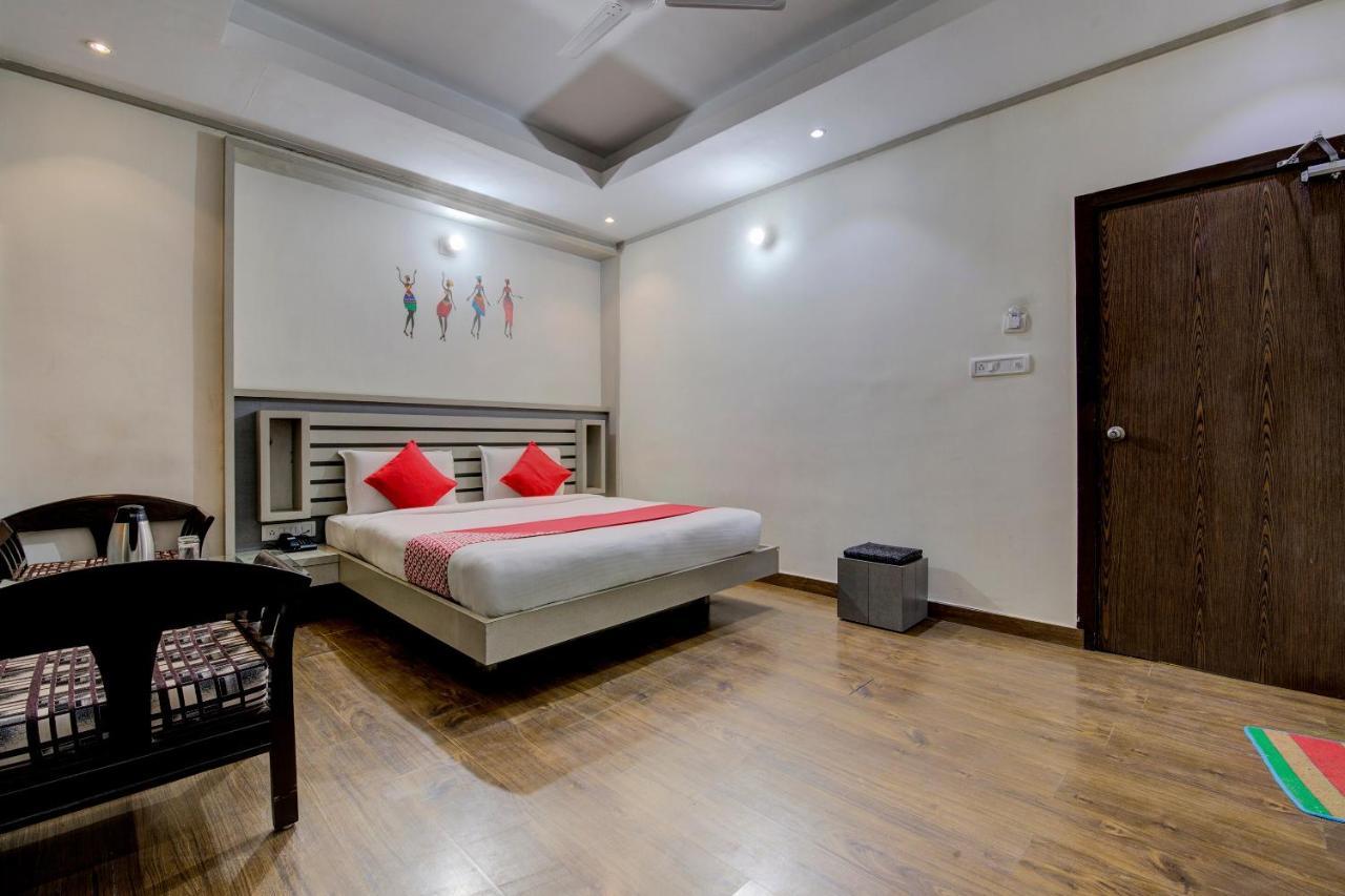 Oyo 1545 Hotel Shivani International อาเมดาบัด ภายนอก รูปภาพ