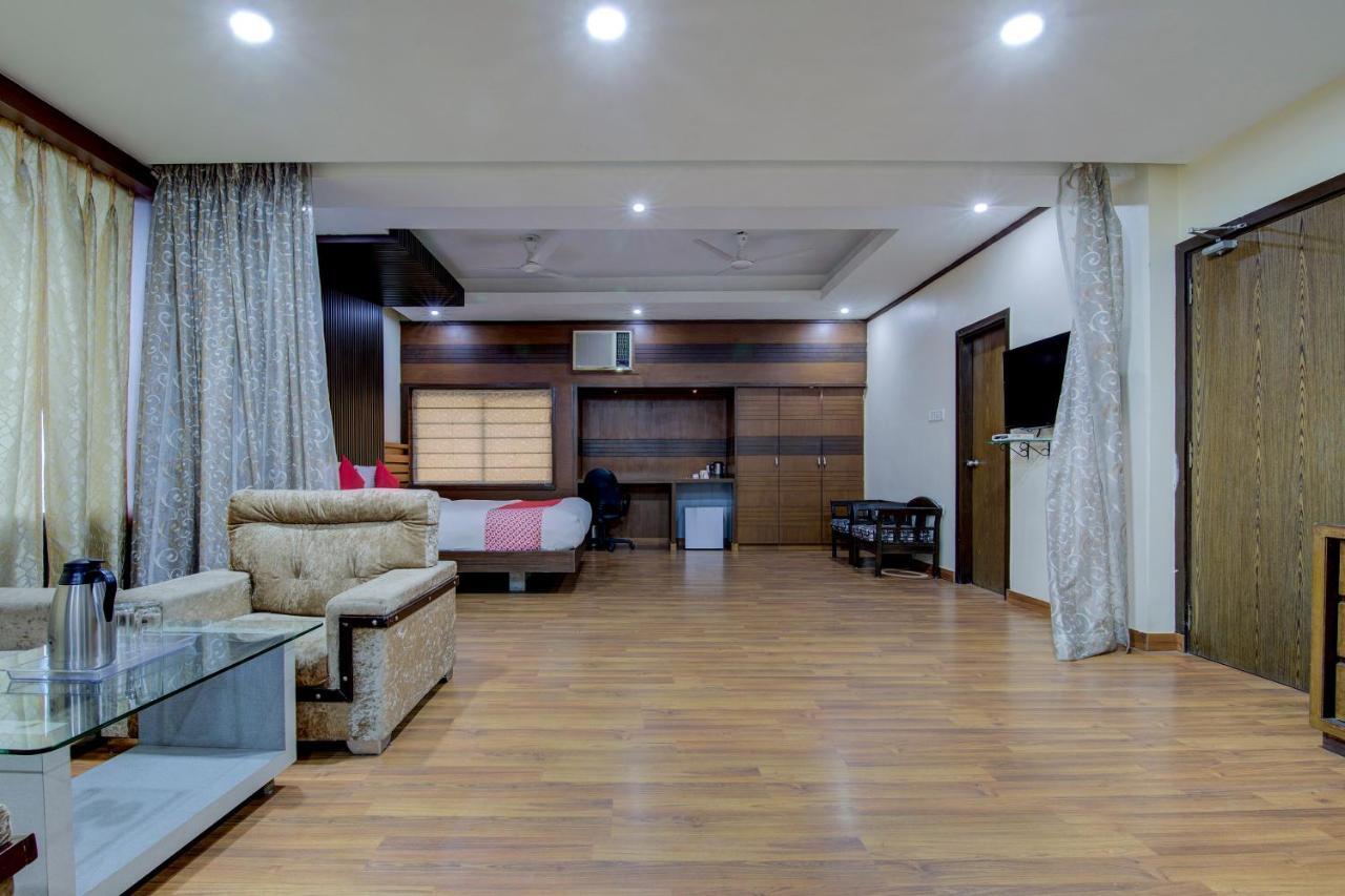Oyo 1545 Hotel Shivani International อาเมดาบัด ภายนอก รูปภาพ