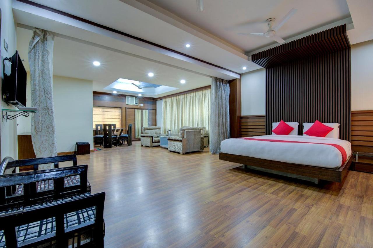 Oyo 1545 Hotel Shivani International อาเมดาบัด ภายนอก รูปภาพ
