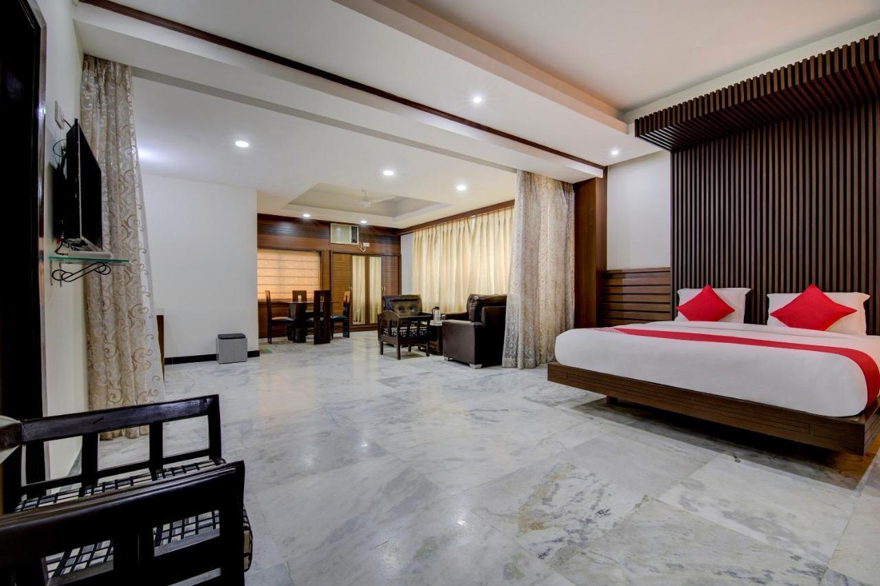Oyo 1545 Hotel Shivani International อาเมดาบัด ภายนอก รูปภาพ