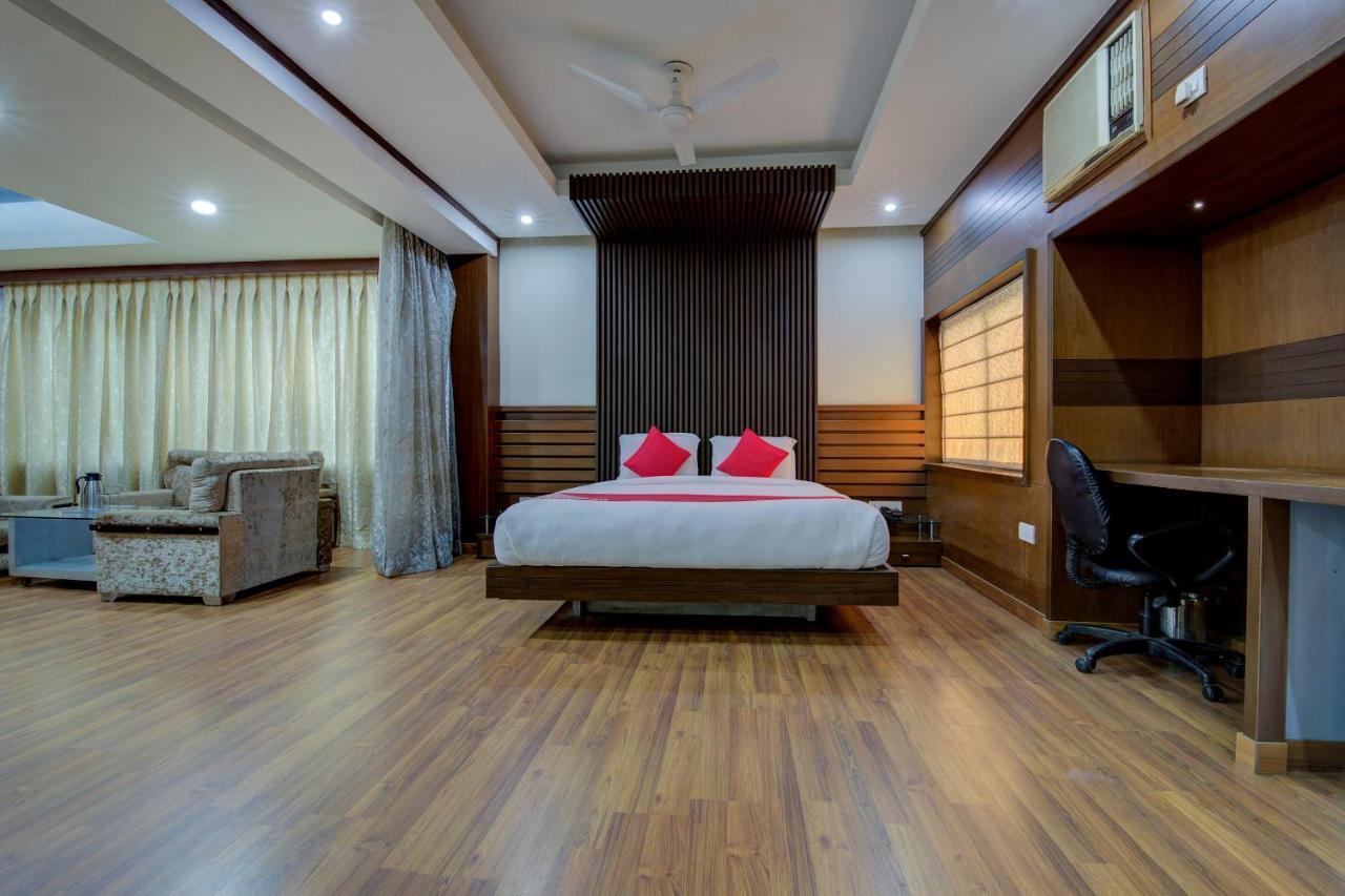 Oyo 1545 Hotel Shivani International อาเมดาบัด ภายนอก รูปภาพ