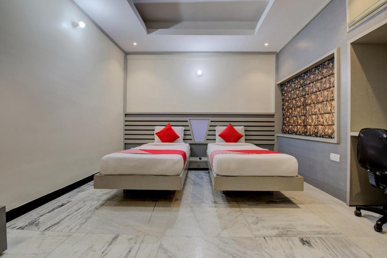 Oyo 1545 Hotel Shivani International อาเมดาบัด ภายนอก รูปภาพ