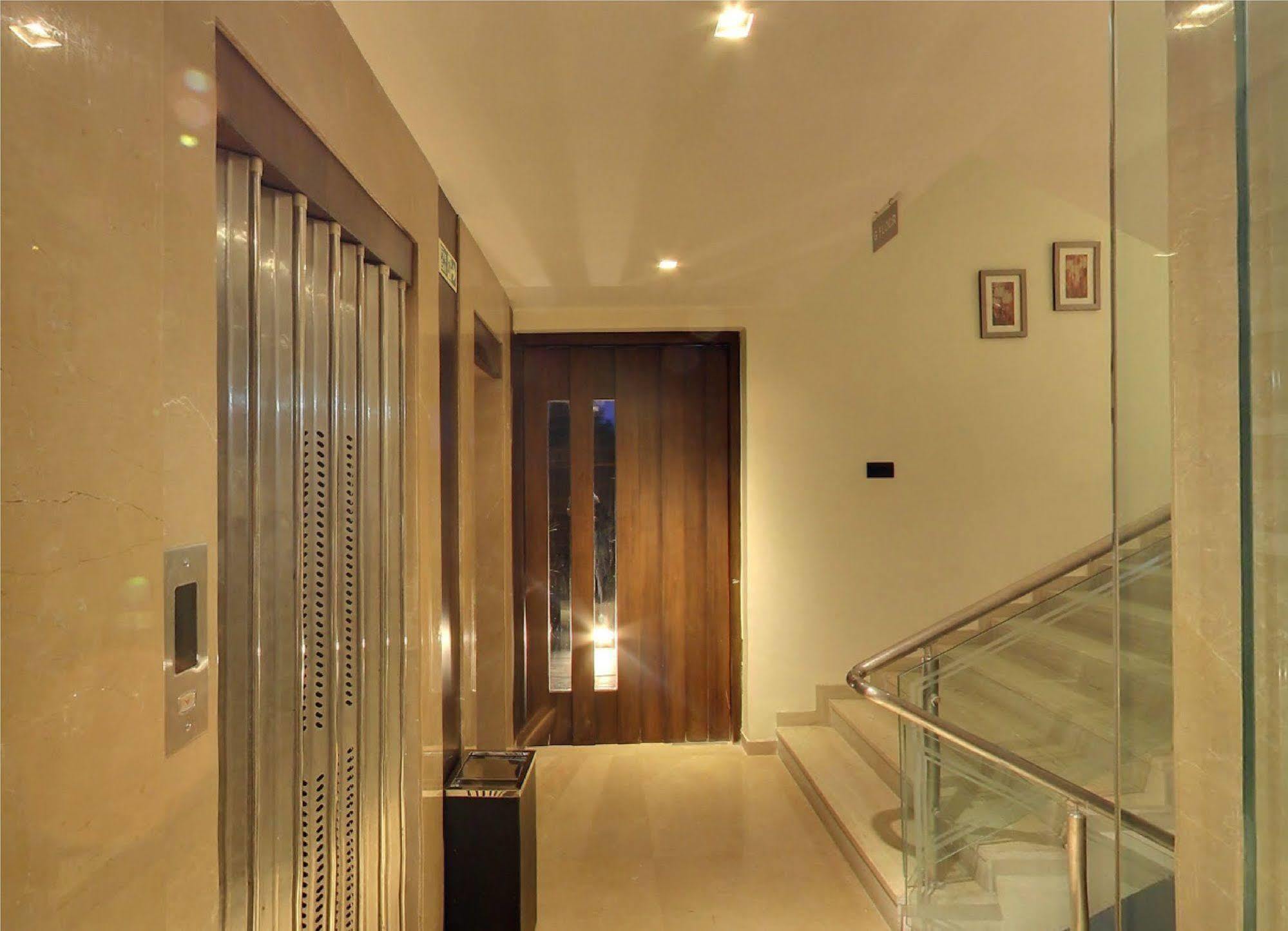 Oyo 1545 Hotel Shivani International อาเมดาบัด ภายนอก รูปภาพ