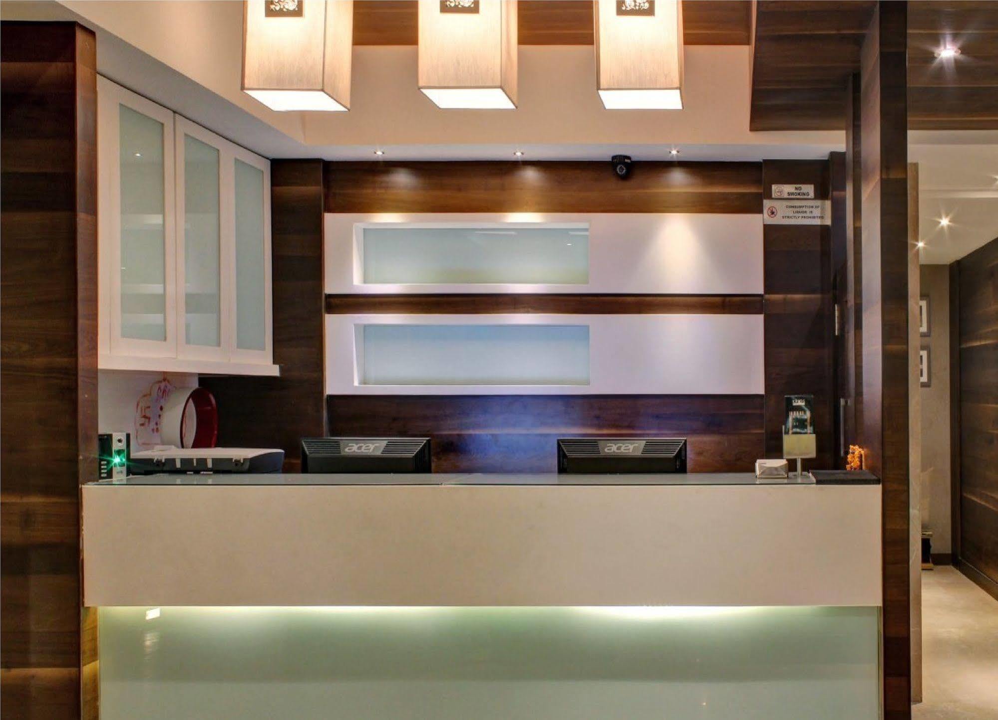 Oyo 1545 Hotel Shivani International อาเมดาบัด ภายนอก รูปภาพ