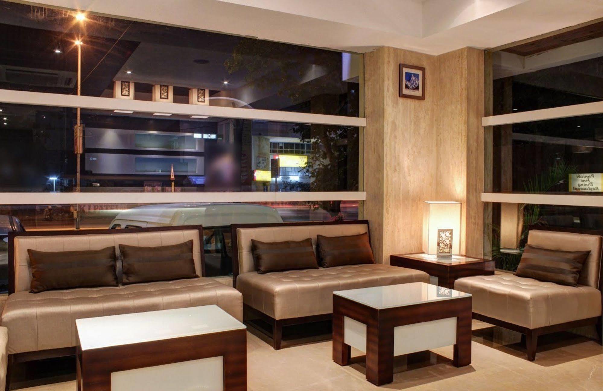 Oyo 1545 Hotel Shivani International อาเมดาบัด ภายนอก รูปภาพ