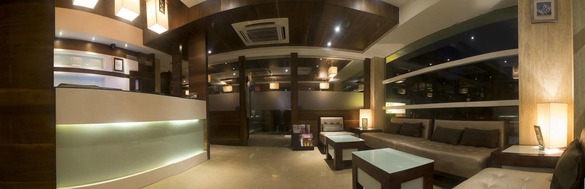 Oyo 1545 Hotel Shivani International อาเมดาบัด ภายนอก รูปภาพ