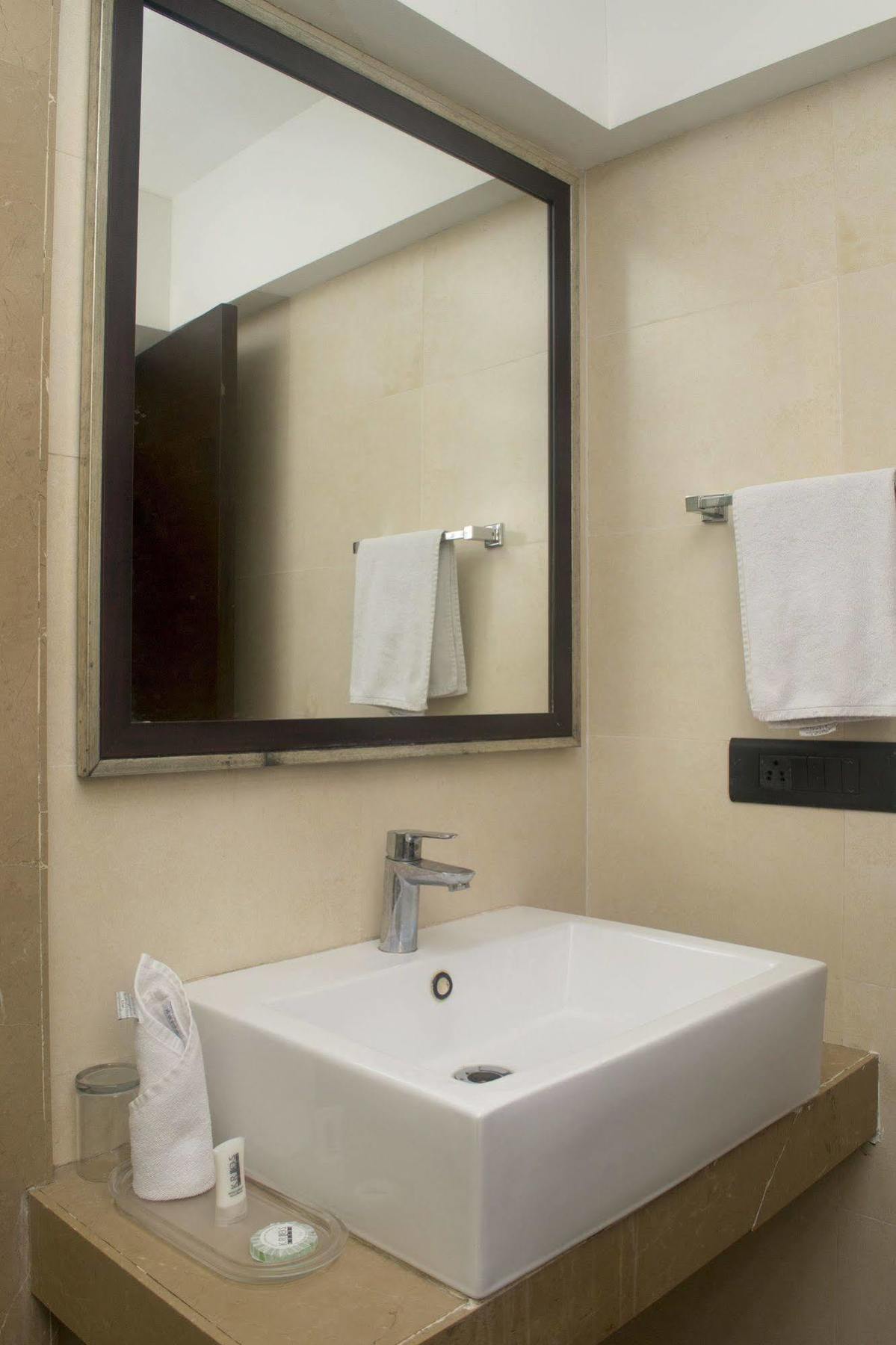 Oyo 1545 Hotel Shivani International อาเมดาบัด ภายนอก รูปภาพ