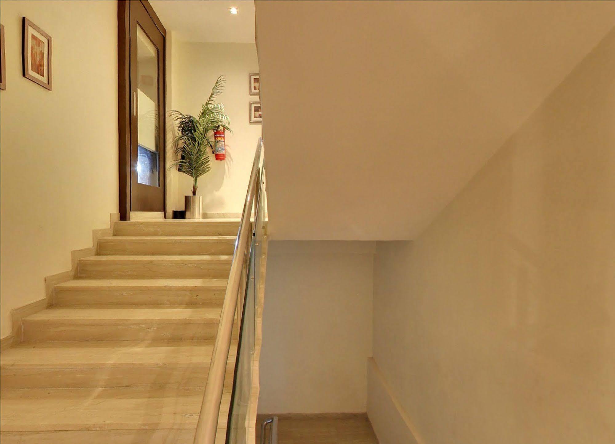 Oyo 1545 Hotel Shivani International อาเมดาบัด ภายนอก รูปภาพ